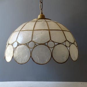 Grand plafonnier vintage Capiz Shell et laiton.