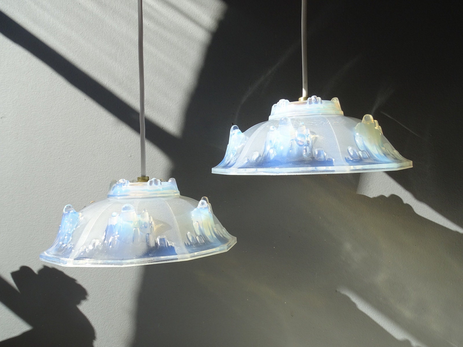 Plafonnier en Verre Opalescent Vintage Français.2 Disponible. Décor de Glaçons.