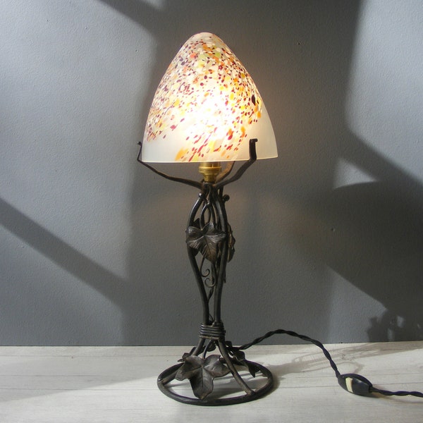 Lampe de table en fer forgé de style Art Déco, avec abat-jour en verre en pâte délicate.