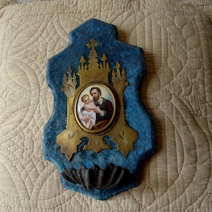 Antigua porcelana francesa pintada a mano San José y el Niño Jesús Benitier/Fuente de Agua Bendita.