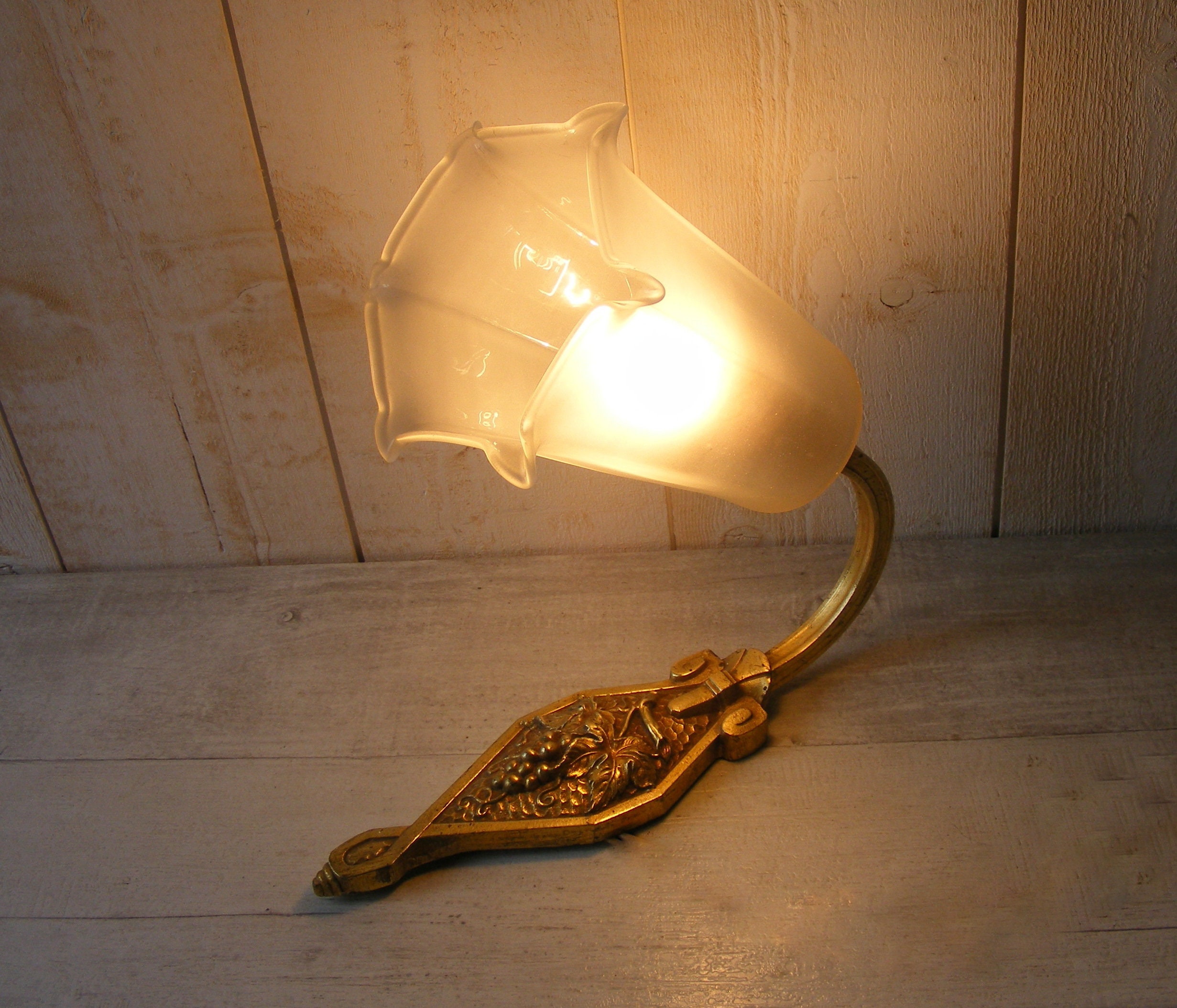 Belle nature morte représentant une lampe Tiffany ornée vintage et un  abat-jour · Creative Fabrica