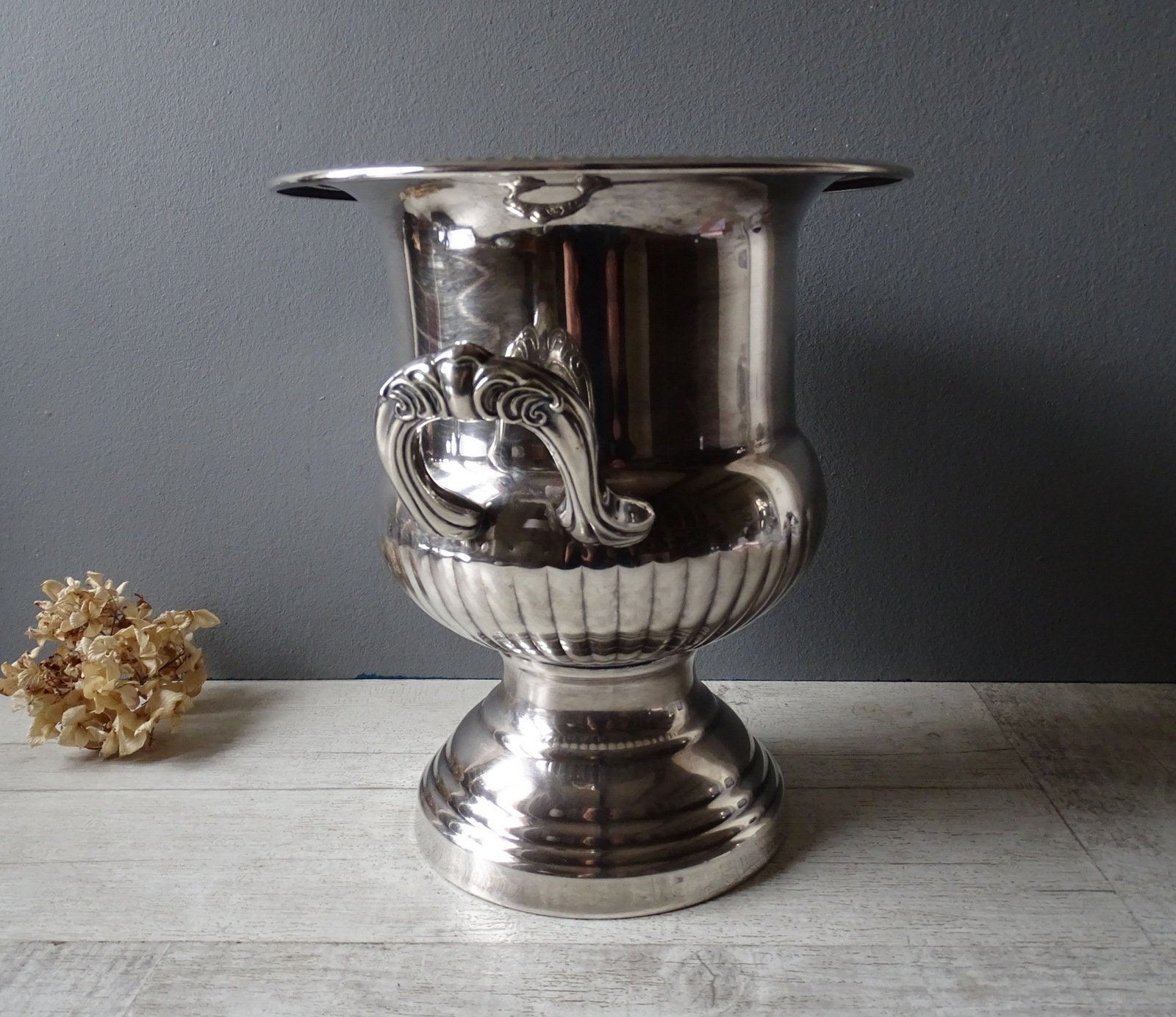Beau Seau à Champagne Vintage,/Medicis Shape Silver Plated Metal. Vintage Cooler Ice Bucket.