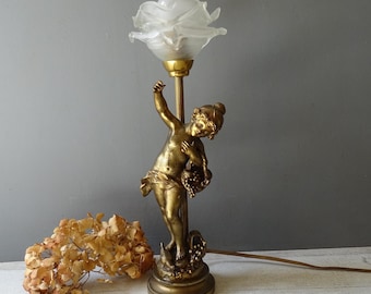 Lampada da tavolo antica raffigurante una bambina con cesto, firmata Aug.Moreau, con paralume in vetro bianco a forma di rosa./Lampada da comodino.