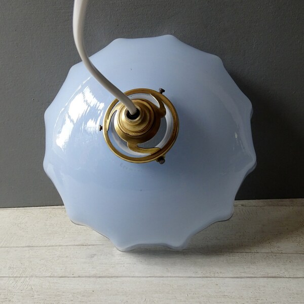 Plafonnier en verre opalin bleu antique, lampe/avec fixation originale en laiton.