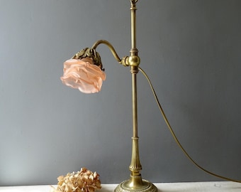 Rara lampada da tavolo antica francese in bronzo decorato con paralume in vetro rosa a forma di fiore/lampada da scrivania.