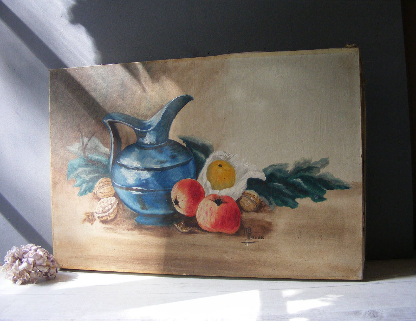 Huile sur Toile Nature Morte, Signée Fieger, Représentant Un Pichet Bleu et Des Fruits. Signé