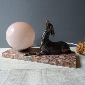 フランスのアールデコ調 DEER ランプ、大理石のベースとピンクのクリシー大理石ガラスのシェード。/アールデコ調のベッドサイド ランプ。