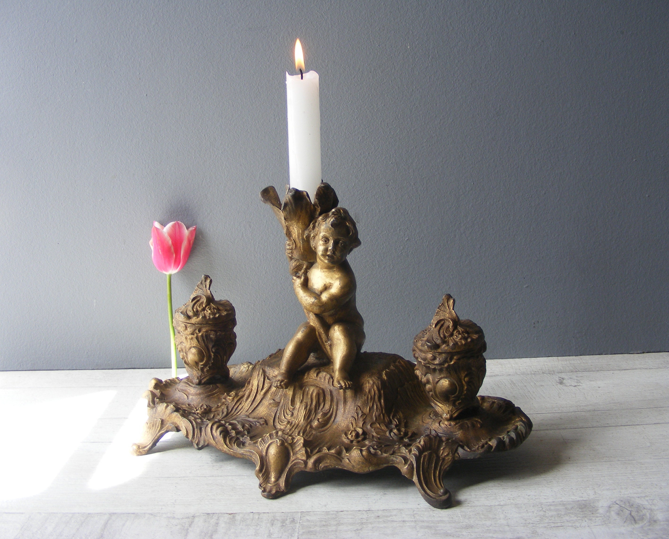 Adorable Antiquité Français Cherub Spelter Inkwell, et Candle Holder, Signé A.bossu, 19Ème Siècle.
