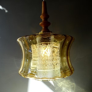 Stor vintage taklampa i bärnstensfärgat glas, från VEB NARVA, 1970-talet.