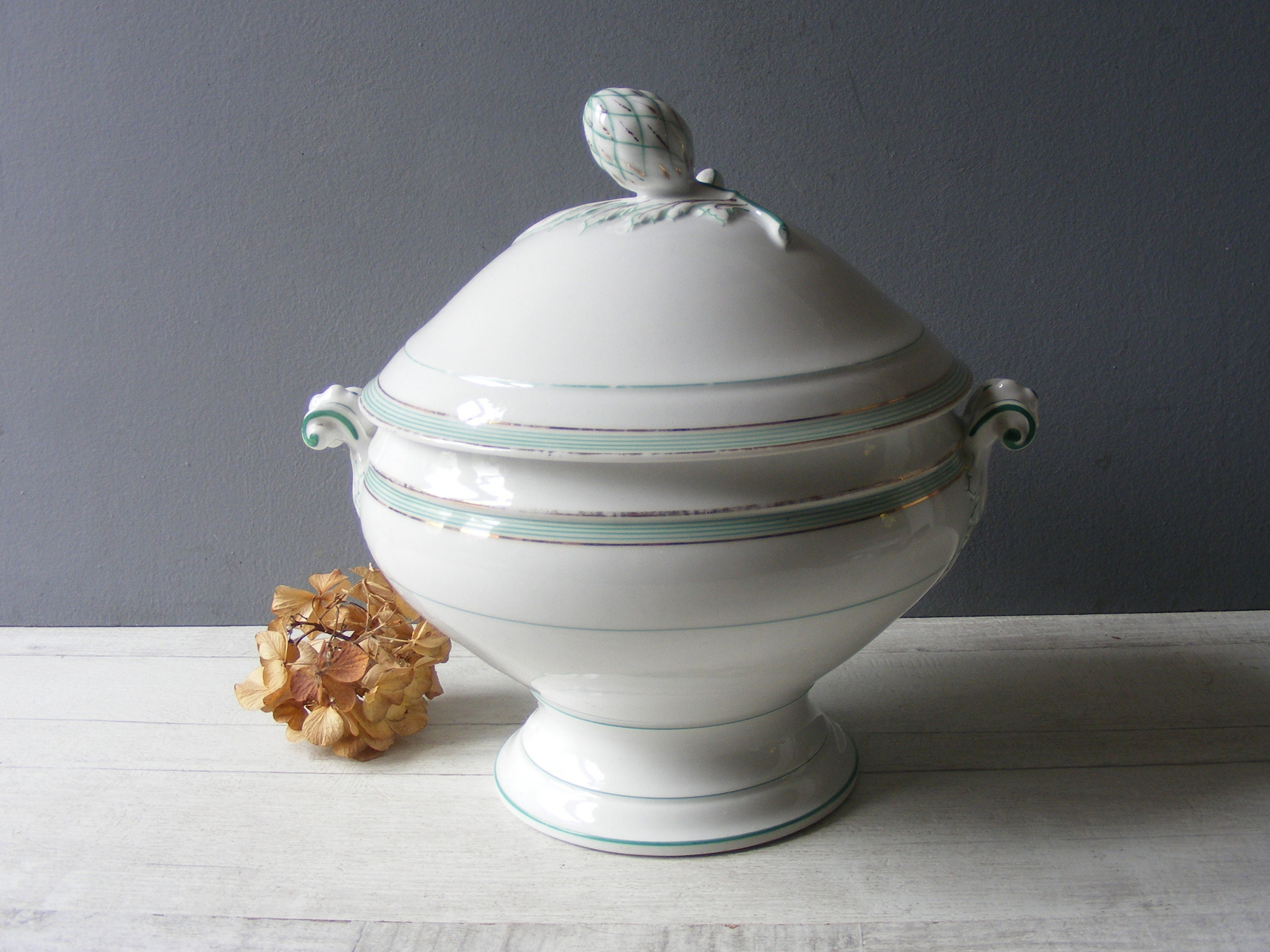 Antique Français Blanc et Vert en Porcelaine Soupière, Motif Artichaut.