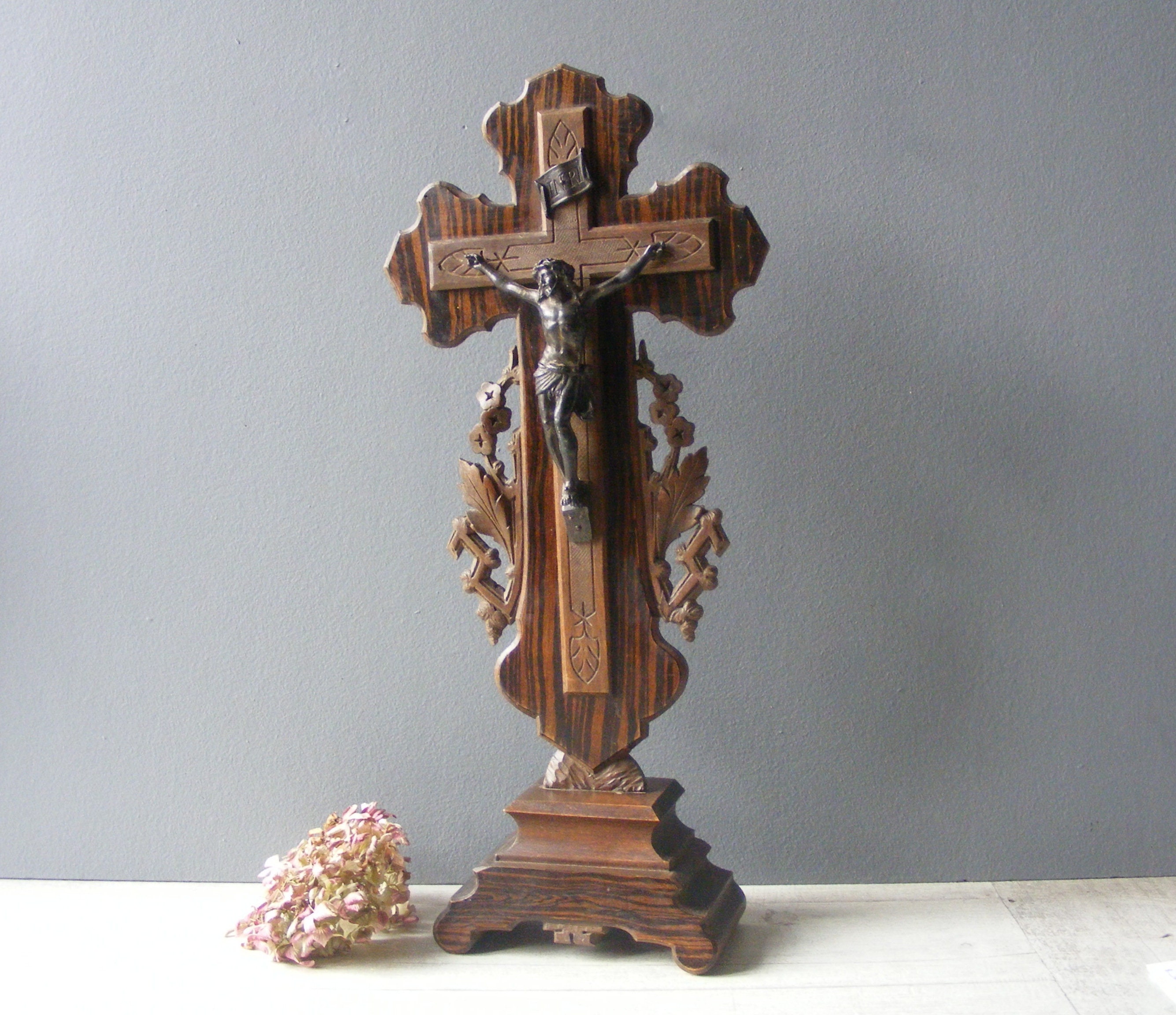 Antiquité Français Grand Crucifix en Bois Sculpté à La Main, /Croix Du Christ./Décor Religieux.