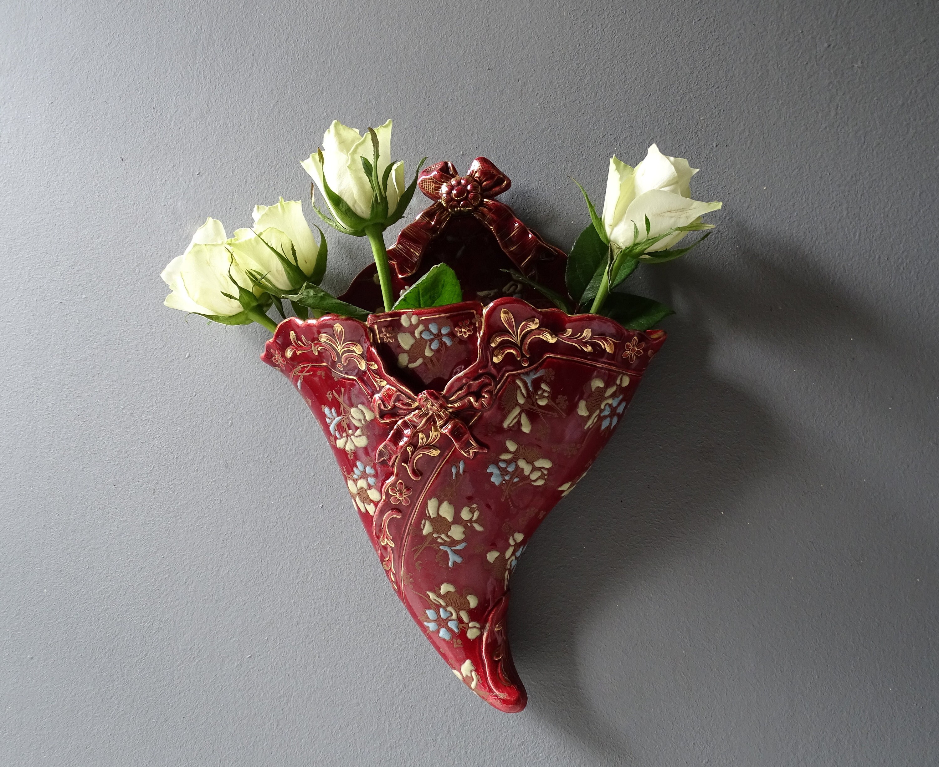 Antique Français Luneville Bouquetiere, /Vase Mural, /Porte-Fleurs, avec Motif de Fleurs Émaillées.