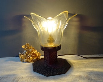 Lampe de chevet en fer forgé du milieu du siècle, avec abat-jour délicat en verre de fleurs.