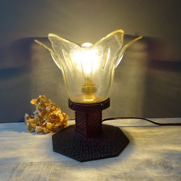 Lampe de chevet en fer forgé du milieu du siècle, avec abat-jour délicat en verre de fleurs.