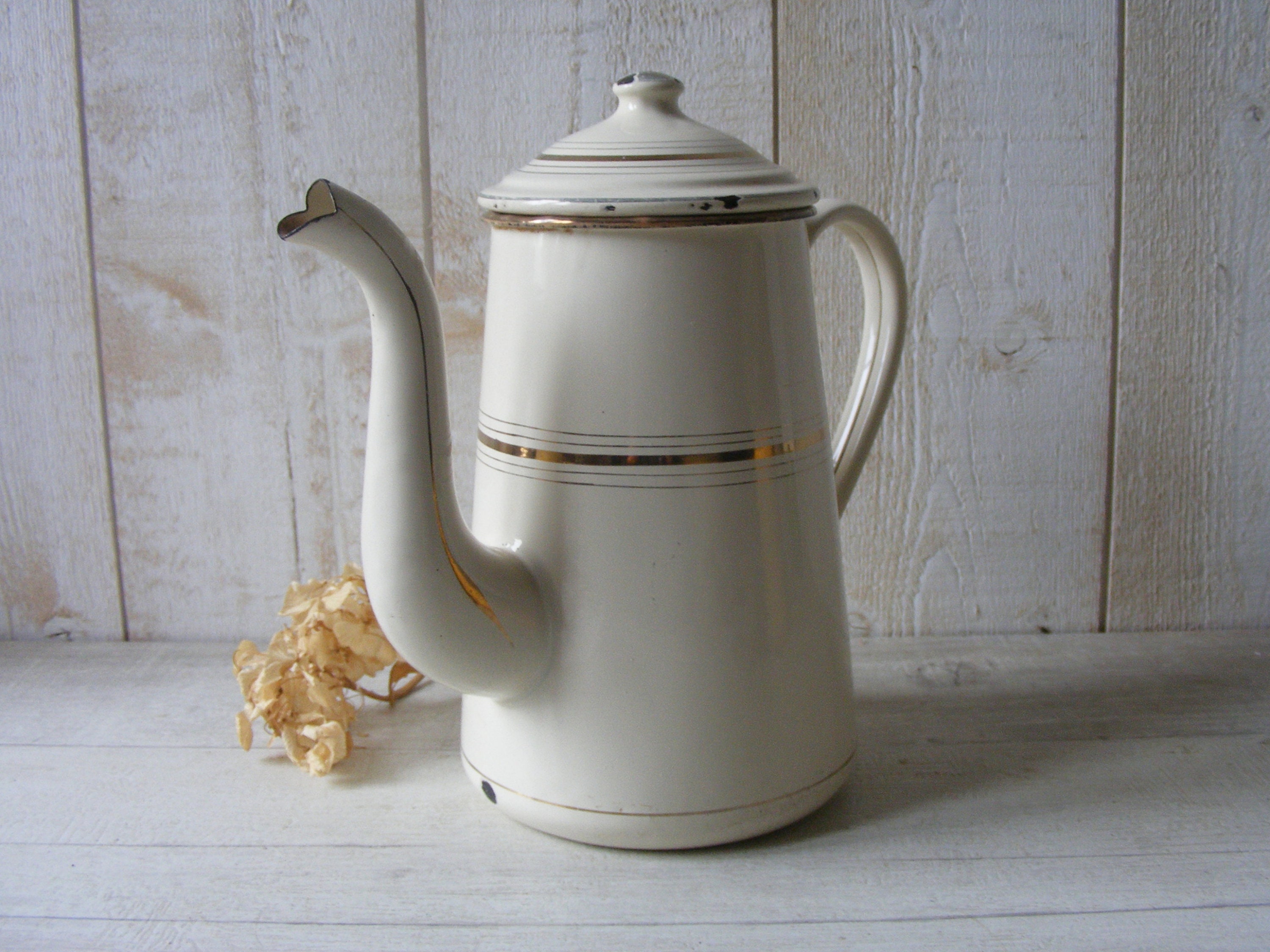 Vintage Cafetière Émaillée. Blanc avec Motif Doré. Enamelware.antique Français d'émail.