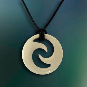 Collier, Kette mit EM-Keramik, Maori Symbol, Effektive Mikroorganismen Bild 1