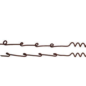 Könnte beinhalten: Zwei rostige Metallhaken mit einem Spiraldesign am unteren Ende.