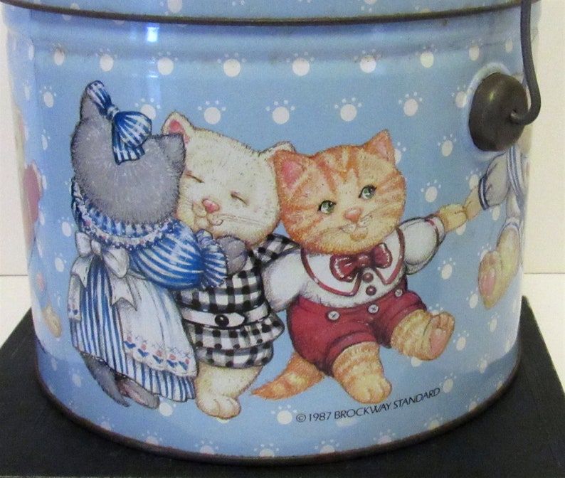 art by Marjorie Sarnat Hugs /& Kittens Tin w Wire Handle 1987 kittens vintage tin cats