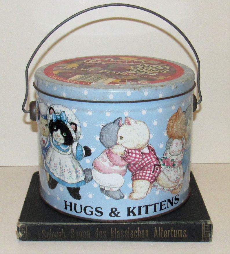 art by Marjorie Sarnat Hugs /& Kittens Tin w Wire Handle 1987 kittens vintage tin cats