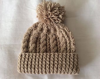 Taupe handgestrickte Aran Beanie Bommelmütze - Größenauswahl verfügbar von 0-12 Monate