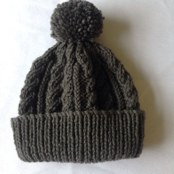 Chapeau à canon aran tricoté à la main gris anthracite - design unisexe pour hommes et femmes (taille unique)