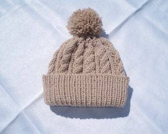 Handgestrickte Aran Beanie Bommelmütze, Rehkitzfarbe - Größenauswahl von 2 Jahren bis Teenager (Unisex)