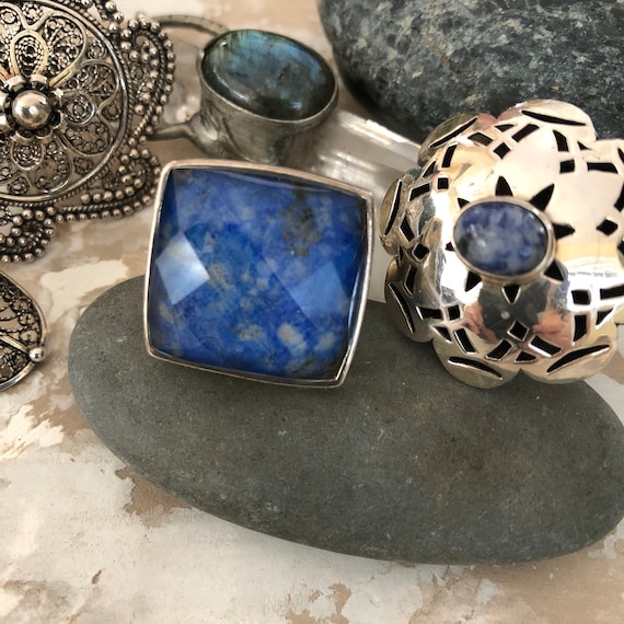 Beautiful vintage denim lapis under a raised faceted glass dome set in sterling silver size size 7