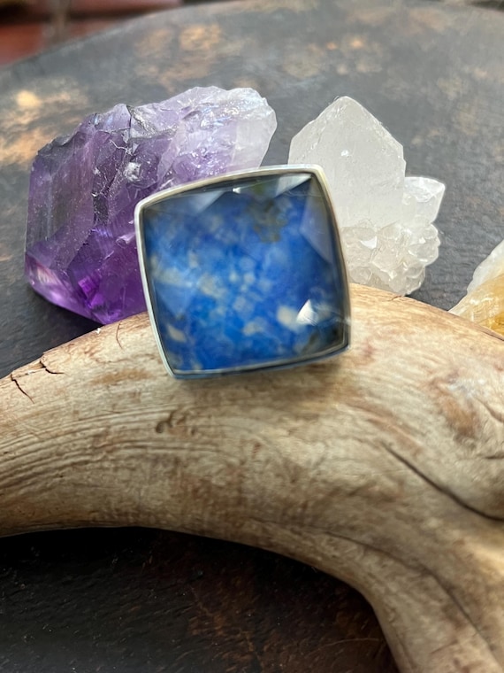 Beautiful vintage denim lapis under a raised faceted glass dome set in sterling silver size size 7
