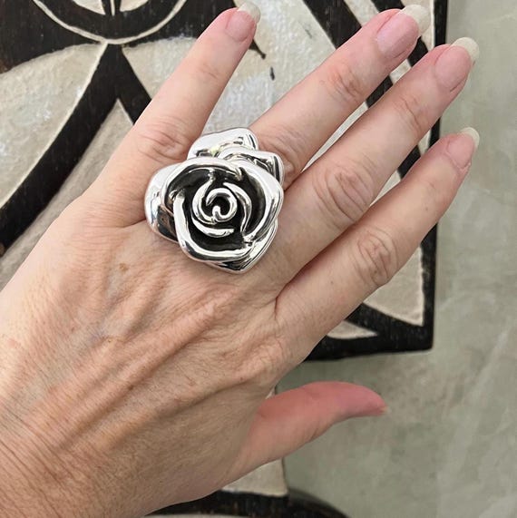 Sterling ruffle ring size 8