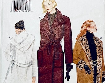 Puede incluir: Patrón de costura Vogue Patterns número 9573 para las tallas 6-8-10. El patrón incluye tres estilos diferentes de abrigos: un abrigo blanco con capucha, un abrigo de envoltura burdeos y un abrigo marrón con forro de estampado de leopardo.