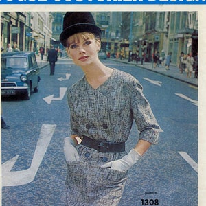 Peut inclure: Image d'un patron Vogue Couturier Design 1308 par Ronald Paterson of London. La photo montre une femme portant une robe à motifs gris et noirs, un chapeau noir et des gants blancs. En arrière-plan, une scène de rue.