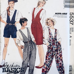 Könnte beinhalten: McCall's Schnittmuster mit vier verschiedenen Mode-Basics. Die Designs umfassen einen Overall, eine Latzhose und ein Kleid. Das Muster enthält den Text "Fashion Basics" und "Petite-Able" mit Größenangaben.