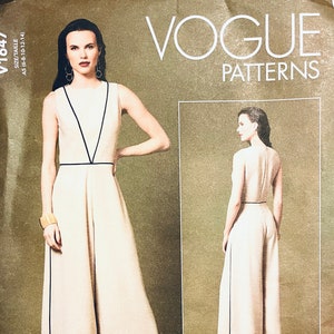 Peut inclure: Patron de couture Vogue Patterns présentant une robe sans manches avec un décolleté en V et un pantalon culotte. La robe beige est ornée d'une bordure noire. Le texte "VOGUE PATTERNS" et "Paco Peralta BARCELONA" est inclus.