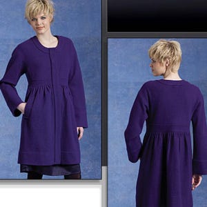 Pode incluir: Um casaco comprido roxo com decote redondo e mangas compridas. O casaco apresenta uma cintura ajustada e uma saia rodada. A imagem mostra o casaco pela frente e por trás, destacando o seu design e ajuste. O casaco tem bolsos.