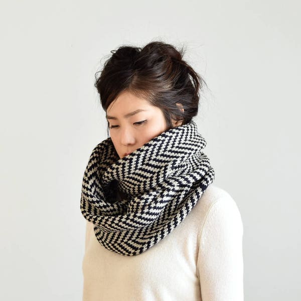 Merino Wool Chunky Infinity Scarf, Herringbone Scarf, Chunky Knit Scarf, Navy & Linen Gray