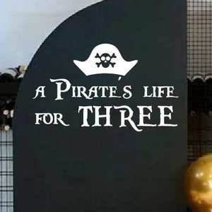Décalcomanie de fête d&#39;anniversaire Une vie de pirate pour trois pour des décorations de fête. Décorations de fête d&#39;anniversaire de pirate pour les enfants de l&#39;âge de trois ans. Stickers fête