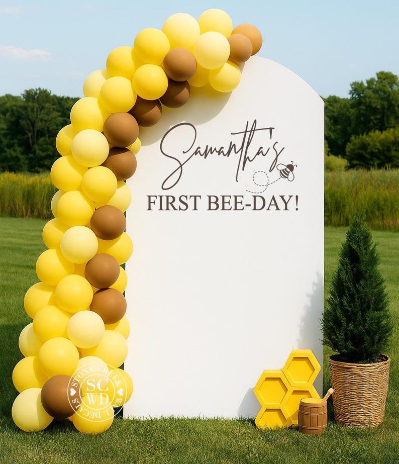 First Bee Day Birthday Backdrop Decal, Bee Theme Party Sign, Custom Name & Age Birthday, Honey Bee Birthday Photo Backdrop (Decal Only) afbeelding 1