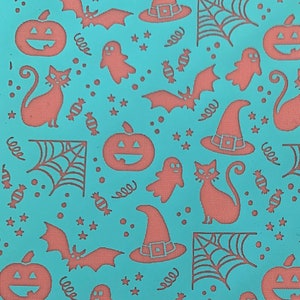 Könnte beinhalten: Ein türkisfarbener Hintergrund mit einem sich wiederholenden Muster aus orangefarbenen Halloween-Symbolen wie Kürbissen, Katzen, Hexenhüten, Geistern, Fledermäusen, Spinnennetzen und Bonbons, durchsetzt mit kleinen Sternen und Kringeln.