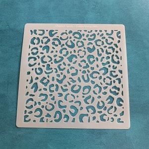 Stencil in argilla, macchie di ghepardo, stencil di leopardo, tappetino con texture in mylar, ciondolo in argilla polimerica, orecchini, carta in ceramica, tecnica mista, piastra in gelli