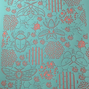 Peut inclure: Un fond turquoise avec un motif répétitif d'insectes et d'éléments floraux de couleur corail. Les insectes comprennent des abeilles, des coléoptères, des papillons de nuit et des coccinelles. Les éléments floraux comprennent de petites fleurs et des grappes pointillées.