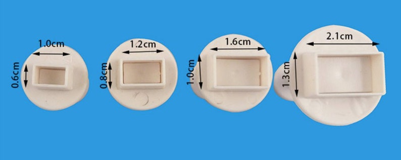 Puede incluir: Cuatro cortadores de galletas de pl&aacute;stico blanco en diferentes tama&ntilde;os. Los cortadores tienen forma de rect&aacute;ngulos con esquinas redondeadas. Los cortadores miden 0,6 cm x 1,0 cm, 0,8 cm x 1,2 cm, 1,0 cm x 1,6 cm y 1,3 cm x 2,1 cm.