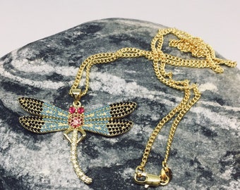 Collar con colgante de libélula de circonita cúbica