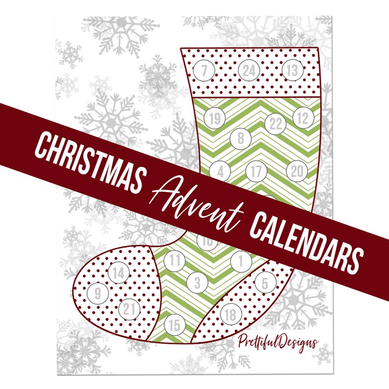 Puede incluir: Un calendario de Adviento navide&ntilde;o imprimible en forma de calcet&iacute;n con lunares verdes y rojos y un patr&oacute;n de chevron. Los n&uacute;meros del 1 al 24 est&aacute;n impresos en c&iacute;rculos blancos en el calcet&iacute;n.