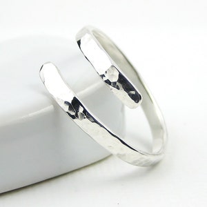 Anello in argento sterling martellato, anello per il pollice, anello avvolgente, anello di dichiarazione, anello bypass, gioielli in argento sterling