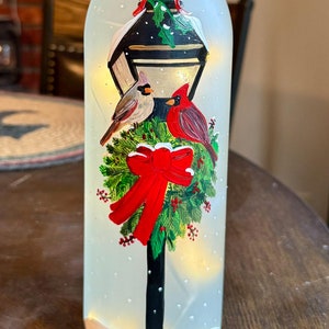 Christmas Cardinals handbemalte gefrostete Flasche mit Feenlichtakzent, Winterkardinäle, Winterkardinäle, bemalte Flasche, Weihnachten