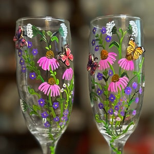 Set di 2 calici da champagne con farfalle e fiori selvatici dipinti, bicchieri da champagne dipinti, fiori selvatici, farfalle, matrimonio in campagna, regalo per la mamma