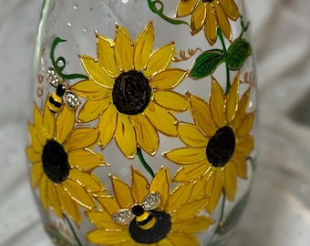 Impresionante jarrón pintado a mano con un hermoso borde delineado con un borde dorado en 3D, adorables dijes de abejas y girasoles.