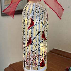 Wunderschöne gemalte Kardinäle, rote Kardinal-Birken, Weinflasche mit Lichterketten, Weihnachtskardinal, gemaltes Kardinal-Denkmal