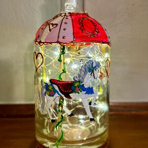 Giostra, bottiglia da giostra dipinta, cavalli da giostra, bottiglia da giostra, bottiglia da giostra con luci, luce notturna da giostra dipinta a mano,