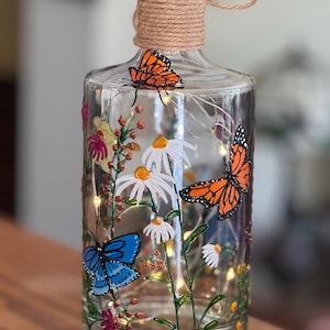 Wunderschöne Schmetterlinge Bemalter Schmetterling beleuchtete Flasche, Schmetterling Nachtlicht, Schmetterlingskunst, Lichterkette, Schmetterling und wunderliche Kunst